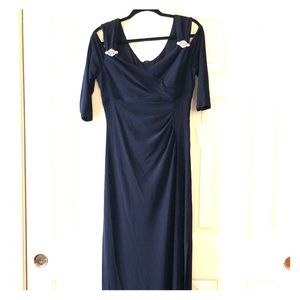 R & M Richards
Cold-Shoulder Gown Navy blue